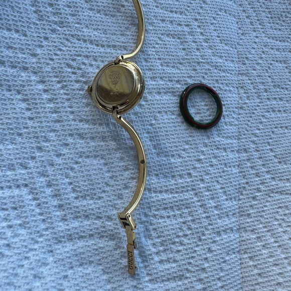 Vintage Gucci Bangle Women’s Watch
Includes Gucci Original Green and Red Band - Picture 6 of 7